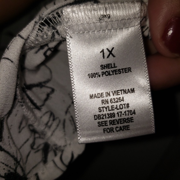 Like New Roz and Ali Black & White Top Size 1X - Picture 6 of 7